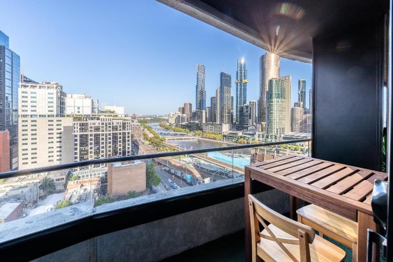 Aura2107, CBD Entire 2 Bedroom Apartment with Balcony and Stunning Yarra River Views - Bed and Breakfast Melbourne
