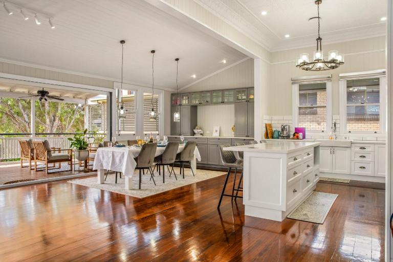 5BR Queenslander - walk to The Gabba - Sleeps 10 - B&B Brisbane