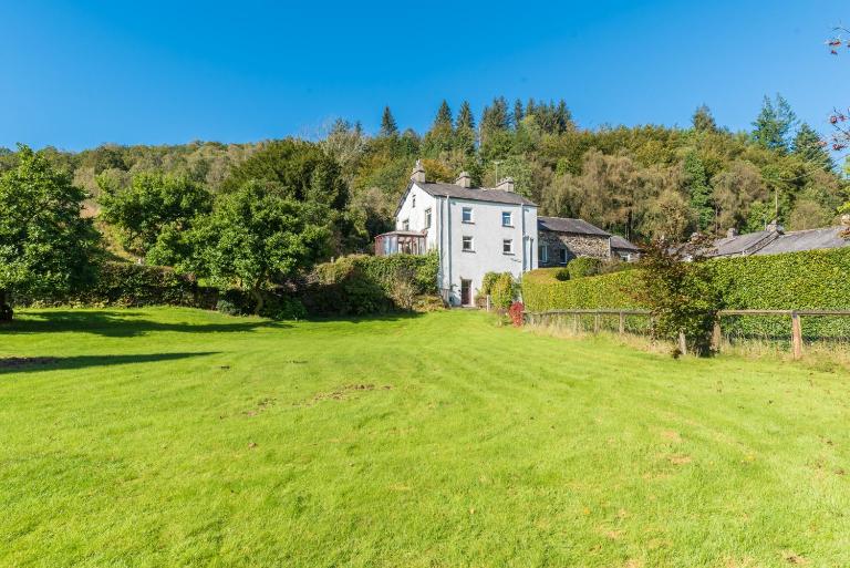 Lakeland farmhouse with an acre of gardens games room and free parking - B&B Rusland