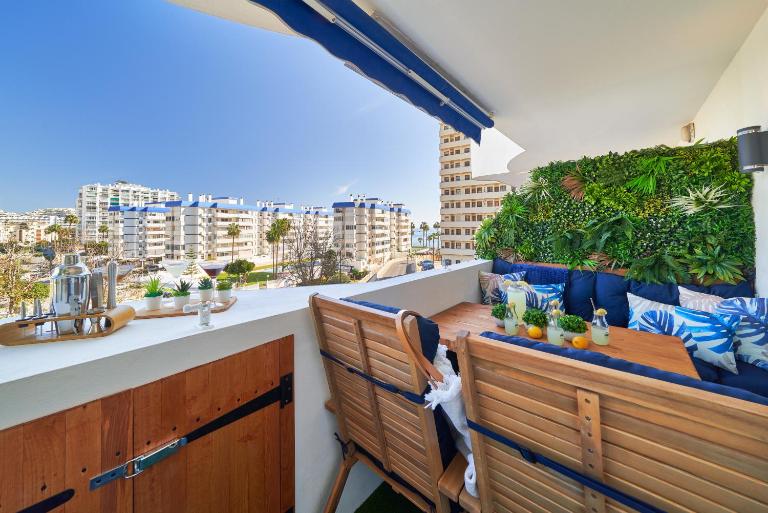Seaside Retreat with Terrace, Seaview & Smart Home - Ferienwohnung Benalmádena