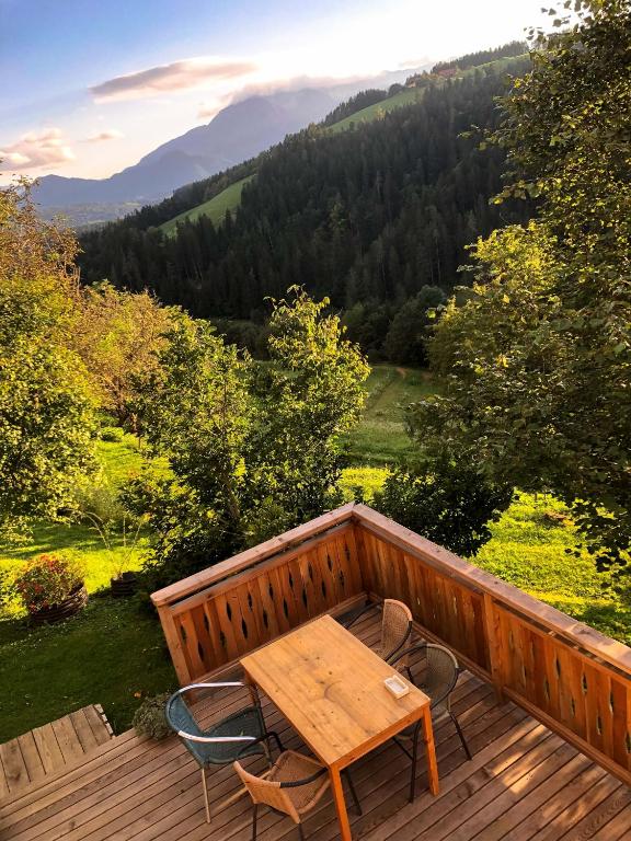 Quiet apartment with a terrace on Organic farm - B&B Prevalje