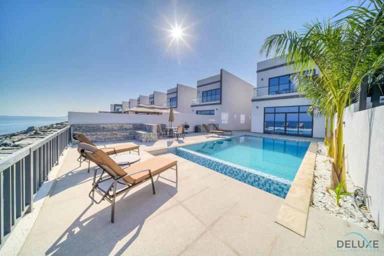 Best Deal, Classy 4BR Villa with Pool & Ocean Views by Deluxe Holiday Homes - Ferienwohnung Fudschaira