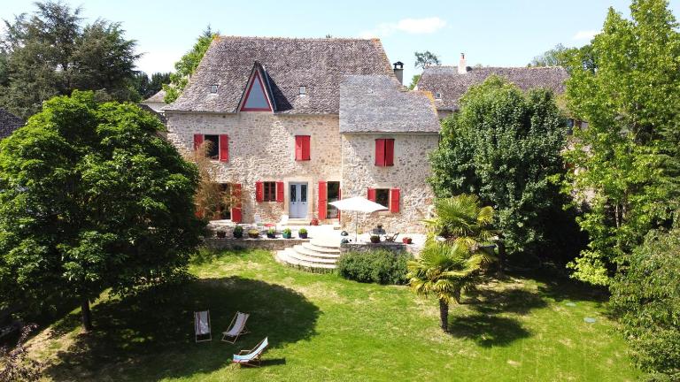 Maison de ferme, prairies sur la colline, étang - B&B Lanuéjouls
