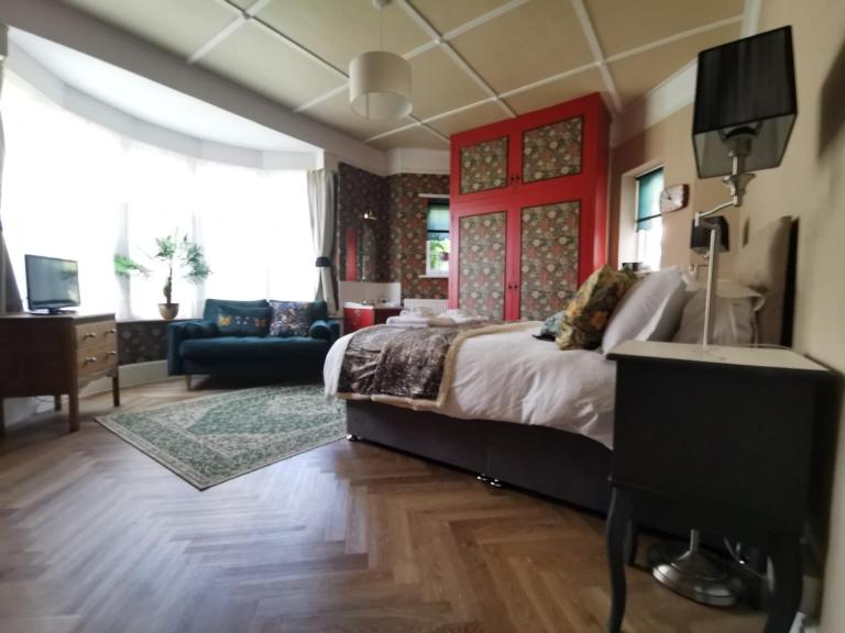 William Morris, Spacious ground floor lux double bedroom - B&B Bexhill-on-Sea