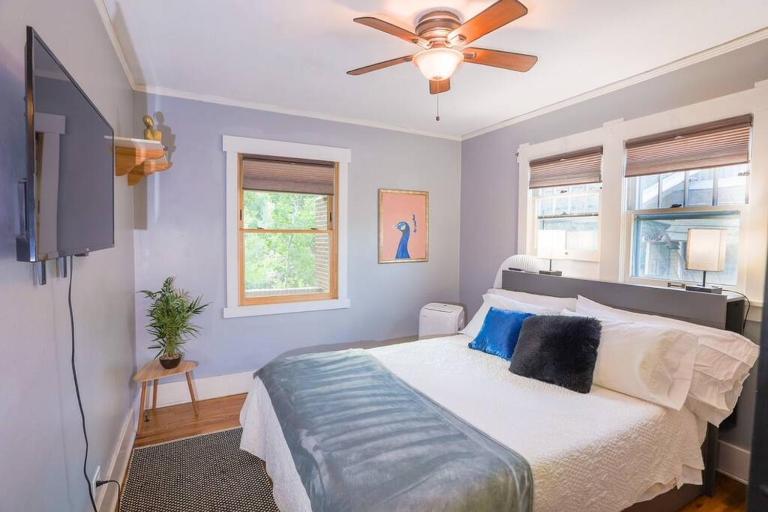 Classic Denver bungalow steps from coffee, parks and restaurants - Bed and Breakfast Denver