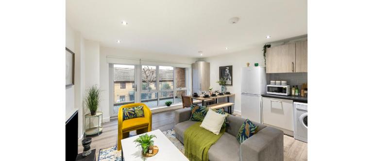 A Splash of Color: Spacious & Funky 3-BR Flat - Ferienwohnung London
