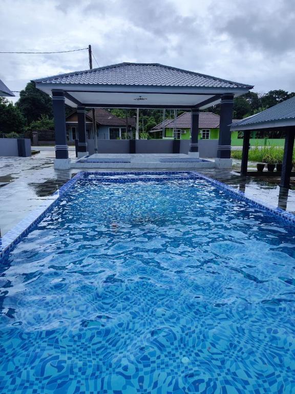 D’wokah Roomah Pool & Space - Chambres d'hôtes Ketereh