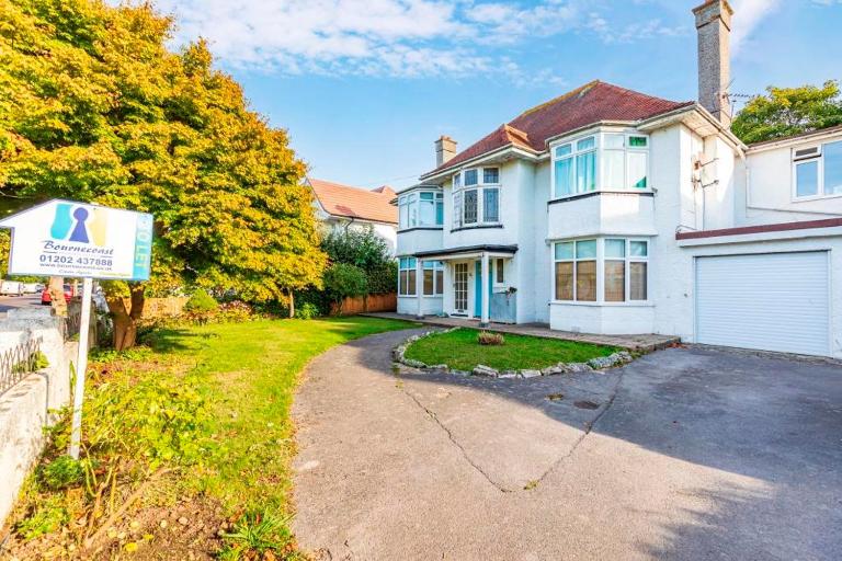 BROWNING AVENUE by BOURNECOAST - A Lovely Three Bedroom Apartment Close to the Sandy Beaches in Boscombe - FM5374 - B&B Bournemouth
