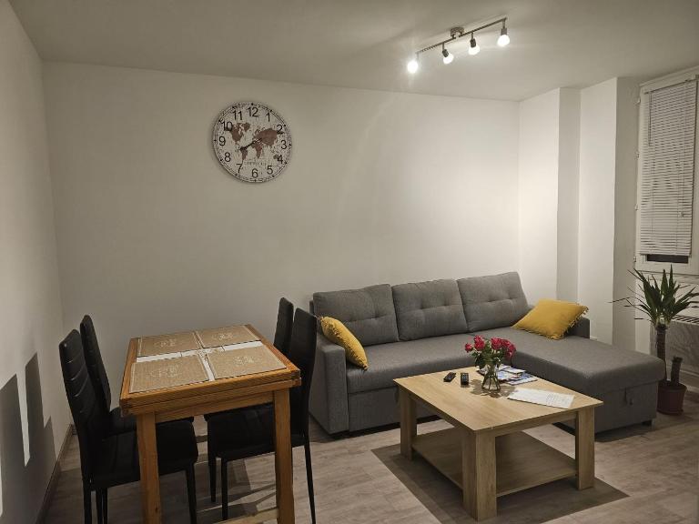 Joli appartement en face de lac - B&B Nantua