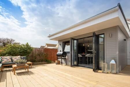 Seaside Bungalow for 6 Close to Village & Beach - B&B East Wittering