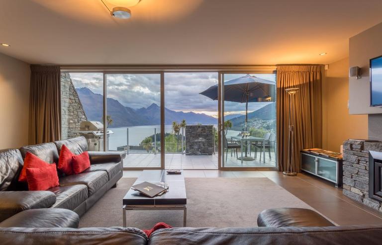 Luxury on Belfast- Free Parking- Gas Fire- BBQ- AC - Bed and Breakfast Queenstown