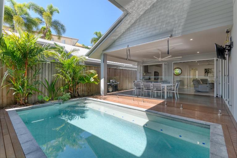 Luxury Retreat on Mudlo, 4 bedroom home with pool - Chambres d'hôtes Port Douglas