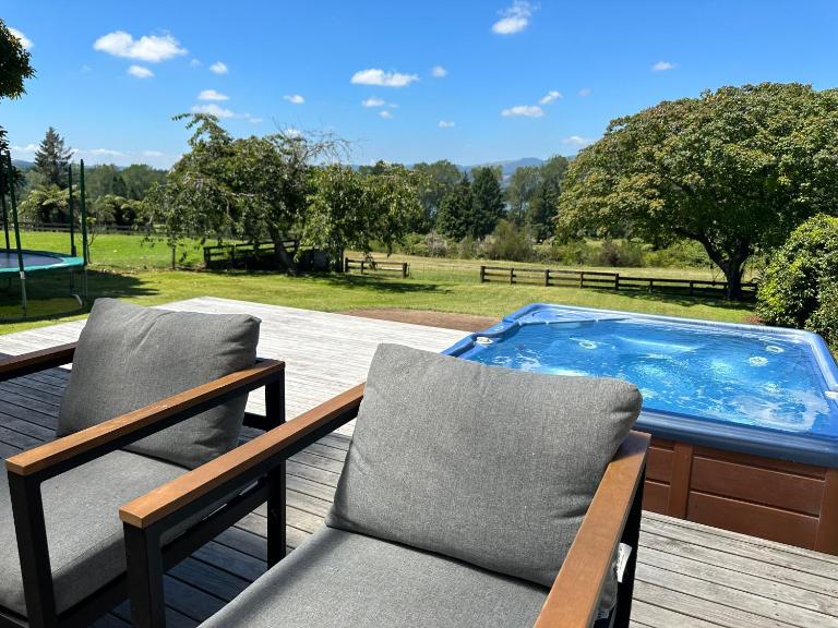 Lake Holiday Home - Spa & Views - Bed and Breakfast Mangakino