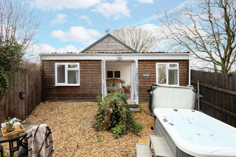Meadow Cottage - Secluded Woodland Cottage with Private Hot Tub - B&B Blandford Forum