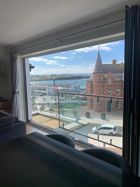 Penthouse Apartment - Town Centre, Sea Views, Secure Parking - Chambres d'hôtes Portrush