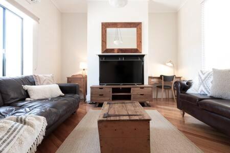 Funky Heritage Home in the City Center - Bed and Breakfast Launceston