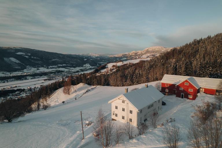 Hafjell Farmhouse with EV outlet - B&B Øyer
