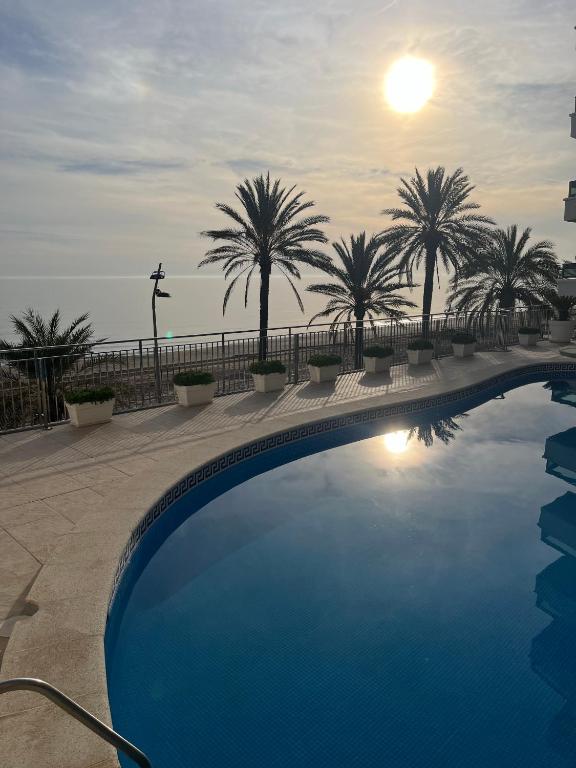 Beachfront 3-bedroom apartment - B&B Calafell