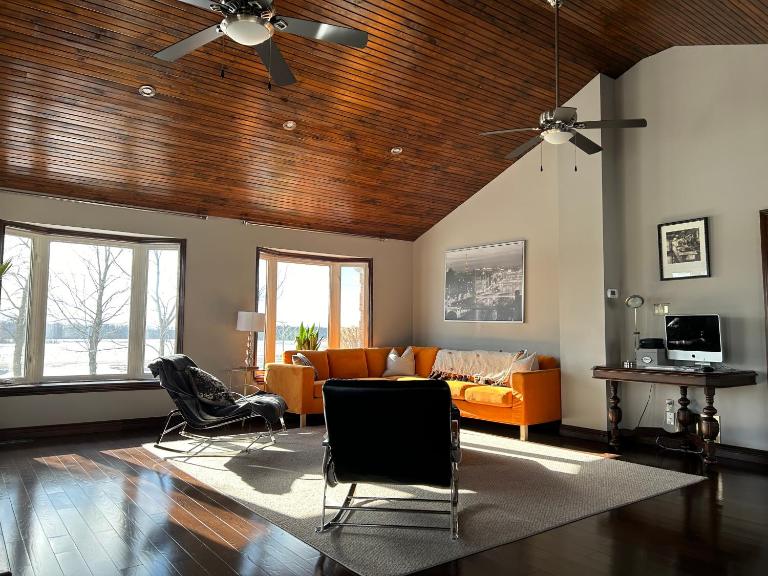 4 Bedrms, Indoor HotTub, Wineries & Niagara Falls - Ferienwohnung Beamsville