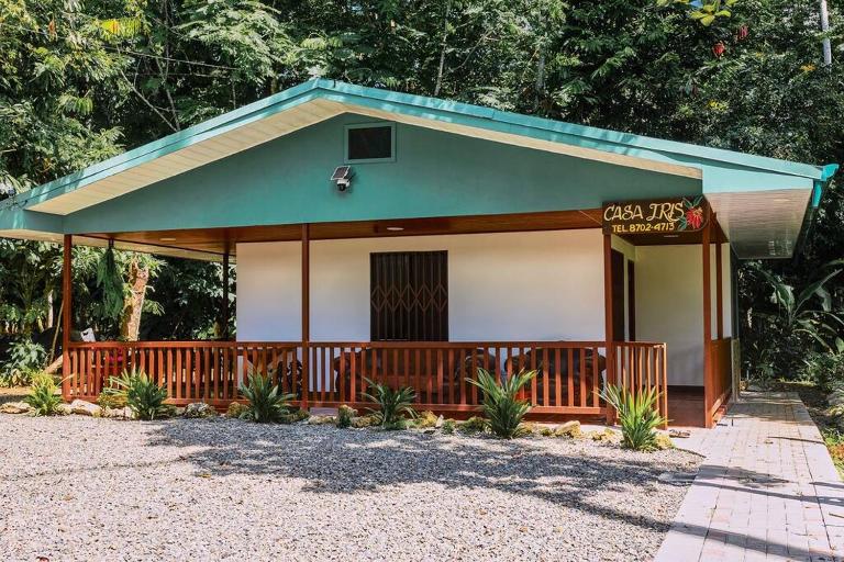Casa Iris- Home for Family, Steps From the Beach, Pool and Yoga Deck - B&B Puerto Viejo de Sarapiqui