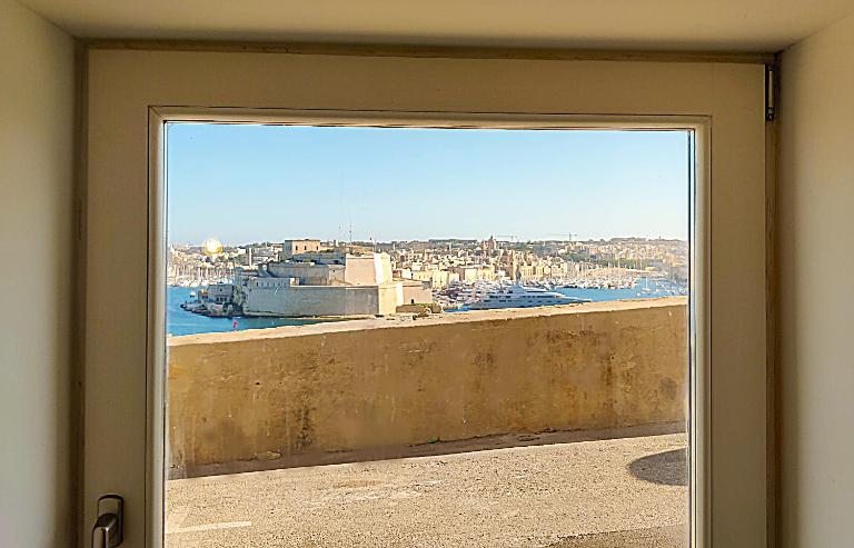 Wave 24 Savynomad Harbour Residence & Private Jacuzzi SPA Cave - B&B Valletta