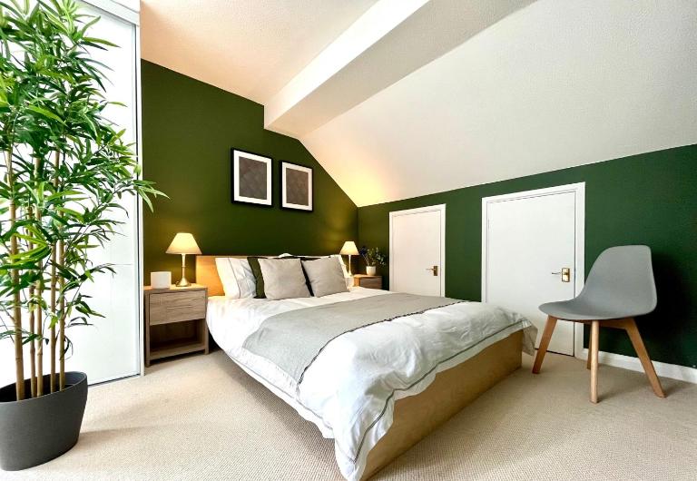1 Bed - Sleeps 4 - Parking - 15 mins Gatwick - Bed and Breakfast Crawley