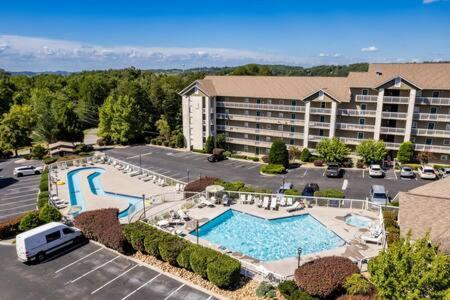 Condo for 6, Pool, Gym, Patio, 1 Block to Parkway , Seasonal Outdoor Pool with Lazy River, Near Dollywood & Smoky Mountains, 24H Hospitality, Cozy Living Space - B&B Pigeon Forge