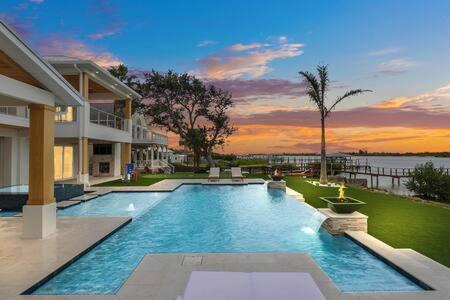 Infinity Pool Paradise I Luxe Waterfront Living - B&B Edgewater