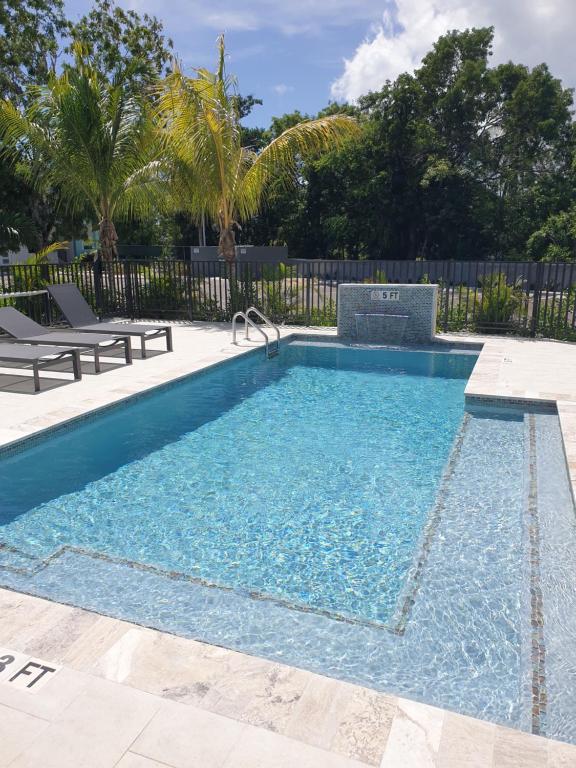 Modern 2 bedroom walking distance to the beach! - B&B West Bay