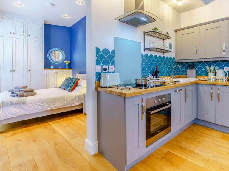 Luxury studio above the stunning Tenby Harbour - B&B Tenby