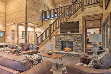 Luxury Smoky Mountain Cabin, Indoor Pool, Theater & Hot Tub, Sleep 12 with Game Room, Fireplaces & Dog-Friendly Comfort, Private Deck with Mountain Views, Minutes to Dollywood, Gatlinburg & Great Smoky Mountains National Park - Chambres d'hôtes Sevierville