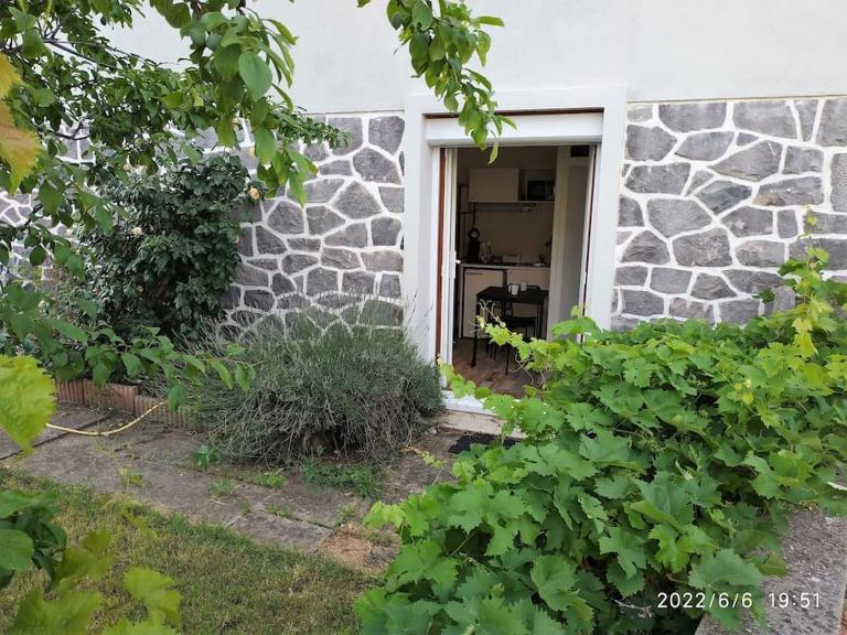 Grand Studio avec jardin et entrée privative à noter réservations de 3 nuits minimum - B&B Clermont-Ferrand