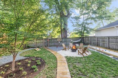 The Maple House - Huge Backyard & Mins to Broadway - B&B Nashville