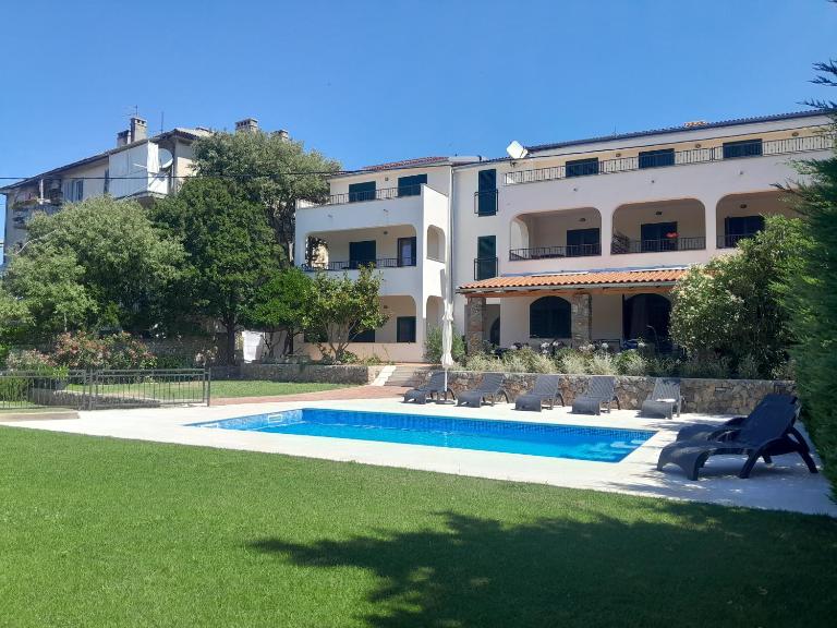 Guesthouse Ruža - apartments - B&B Segna