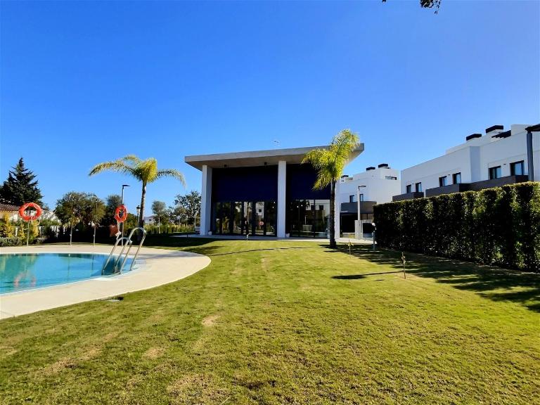Close to the marina and beaches of Sotogrande, experience sophistication in this contemporary four-bedroom frontline golf townhouse in the San Roque Club - B&B San Roque