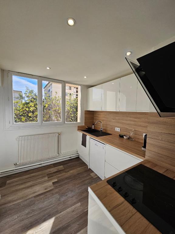 Charmant & spacieux 3 chambres - MM Apartment - Lyon Grand Parilly - B&B Vénissieux