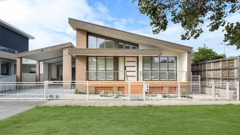 Villa Marina - Modern Waterfront Escape - Bed and Breakfast Lakes Entrance