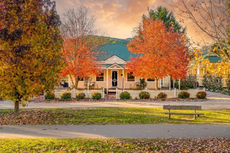 Autumn Beauty - Garden Cottage 4 - B&B Bright