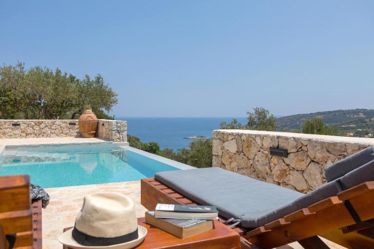 Villa Seva Sea View - Perfect for Romantic Getaways with Pool and Sunrise & Sea Views By Villa Mana Gers - Chambres d'hôtes Skinária
