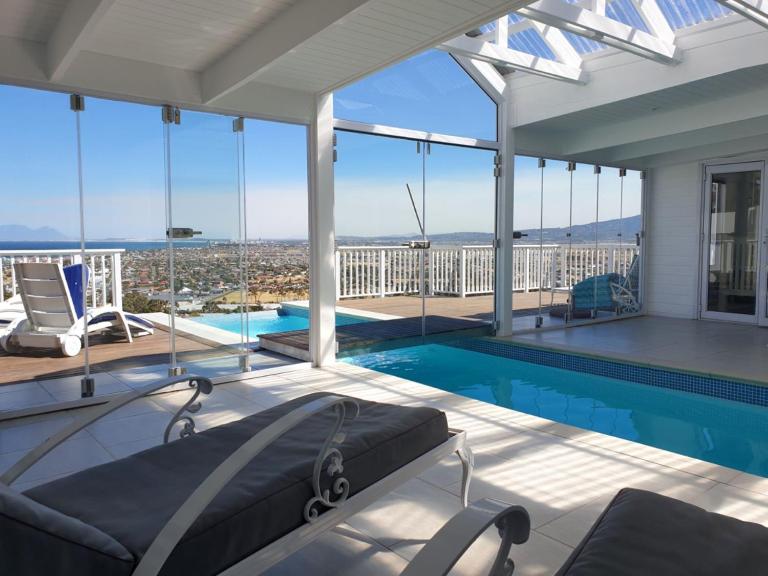 'The Bolussi Beachhouse', sleeps 12 in 6 en-suite bedrooms with Indoor Pool - B&B Gordon’s Bay
