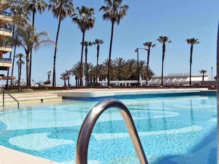 Luminoso apartamento de 3 dormitorios a pie de playa en Torremolinos - B&B Torremolinos