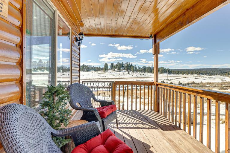 Cozy Duck Creek Village Cabin w/ Hot Tub & Views! - B&B Duck Creek Village