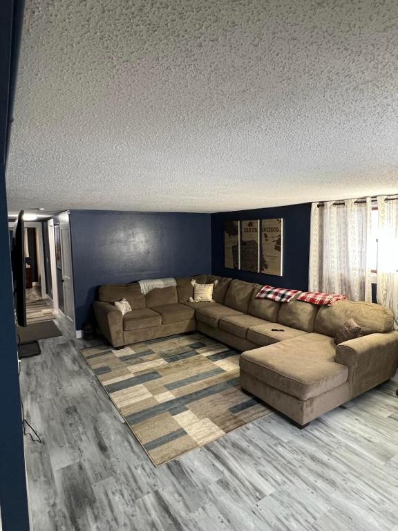 Entire level just off Interstate, free breakfast - Ferienwohnung Fargo