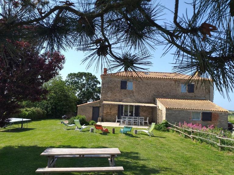 Gîte rénové avec jardin clos, proche plages, Wifi, parking pour voiture électrique - FR-1-426-164 - Bed and Breakfast Le Bernard