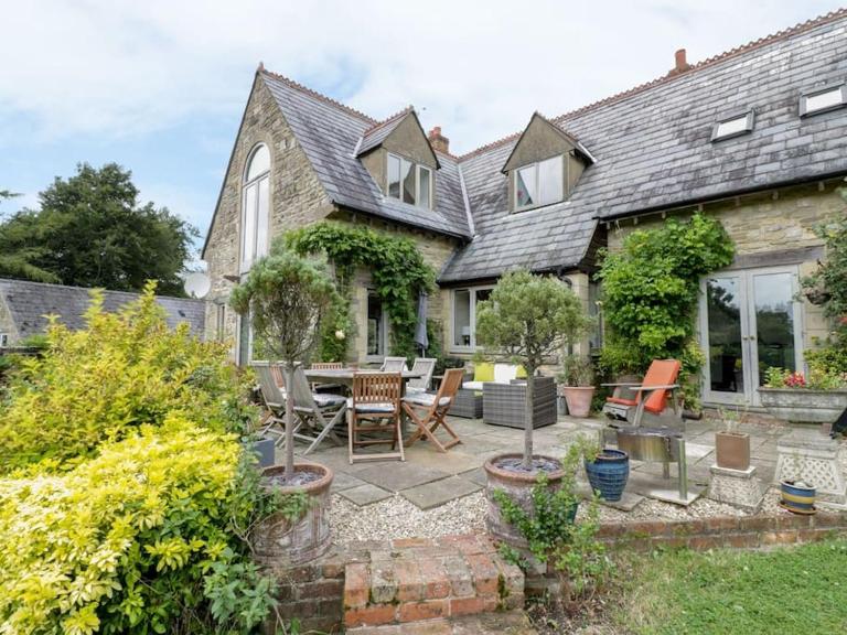 Spacious rural Cotswolds family home with mod-cons! - B&B Cheltenham
