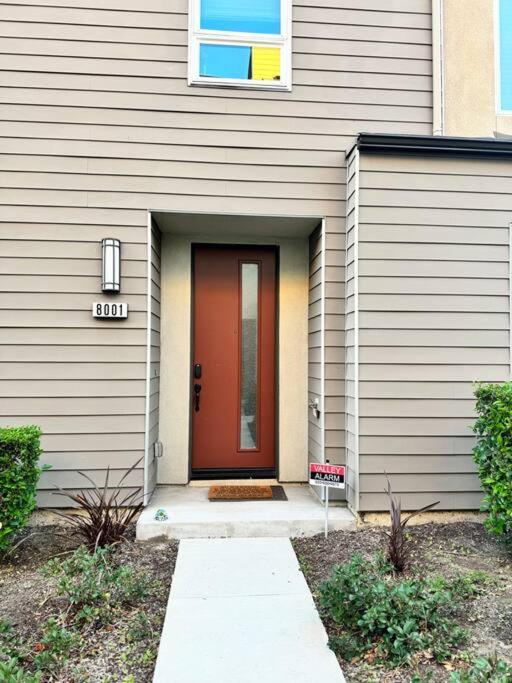 3 Bedroom Townhome with Large Living Area - B&B Downey