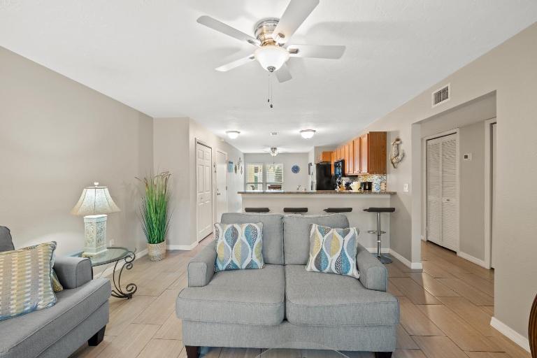 Cozy 2-Bedroom Condo in Prime Siesta Key Location - Ferienwohnung Sarasota