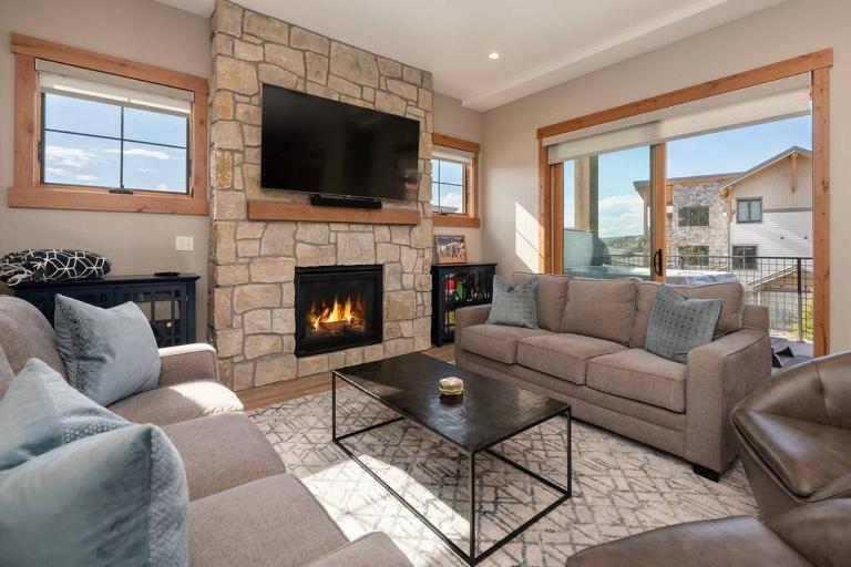 NEW Condo Grand Park W/Hot Tub & Mountain View - B&B Fraser