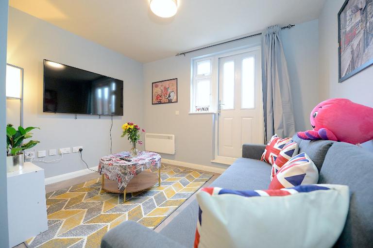 2 BED TERRACED FLAT PICCADILLY LINE - Ferienwohnung London