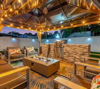 Family Fun & Backyard Oasis Hot Tub Games & BBQ - Bed and Breakfast St. Petersburg